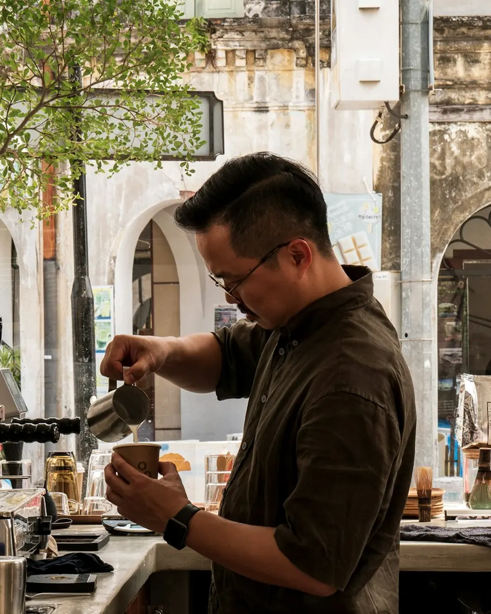 Barista menyiapkan kopi di meja bar