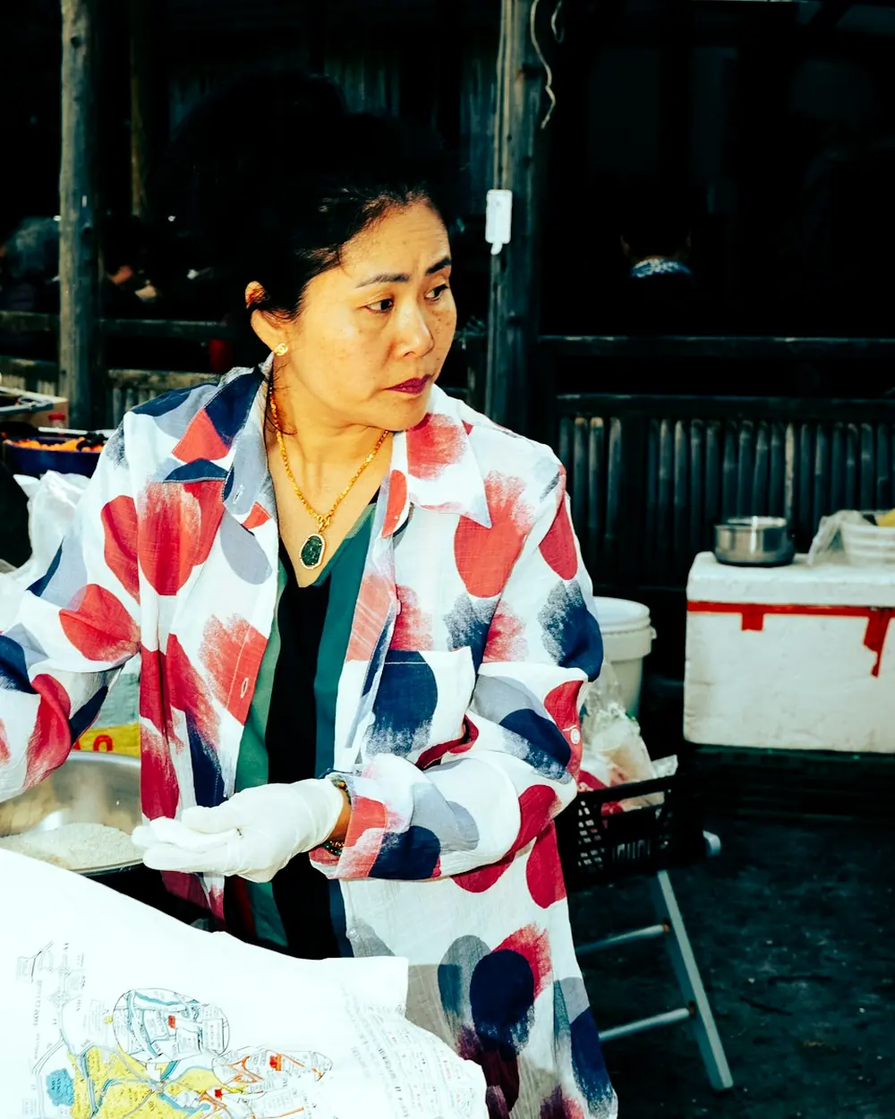 Pedagang di lapak pasar