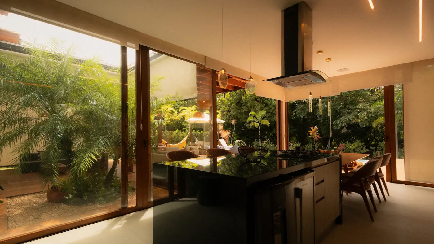 Kitchen opening onto a garden